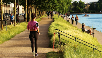 Сколько калорий сжигает утренняя или вечерняя пробежка?